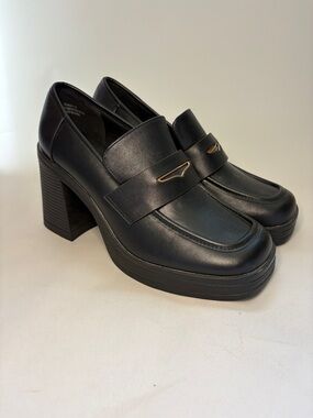 Rouge Helium Black Platform Loafer Pumps with Gold Accent Size 10